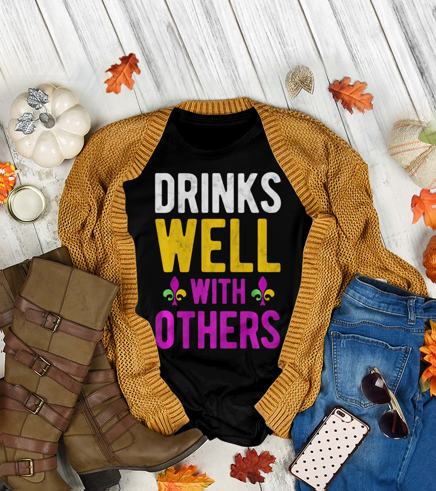 Drinks Well with Others Mardi Gras Fleur-de-Lis Symbols T-Shirt