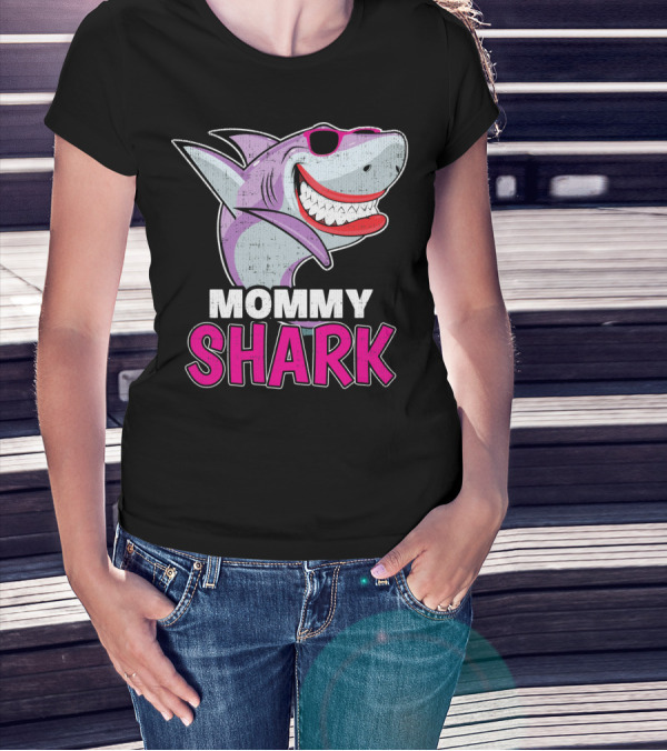 Mommy Shark Dabbing Stylish Sunglasses Fun T-Shirt