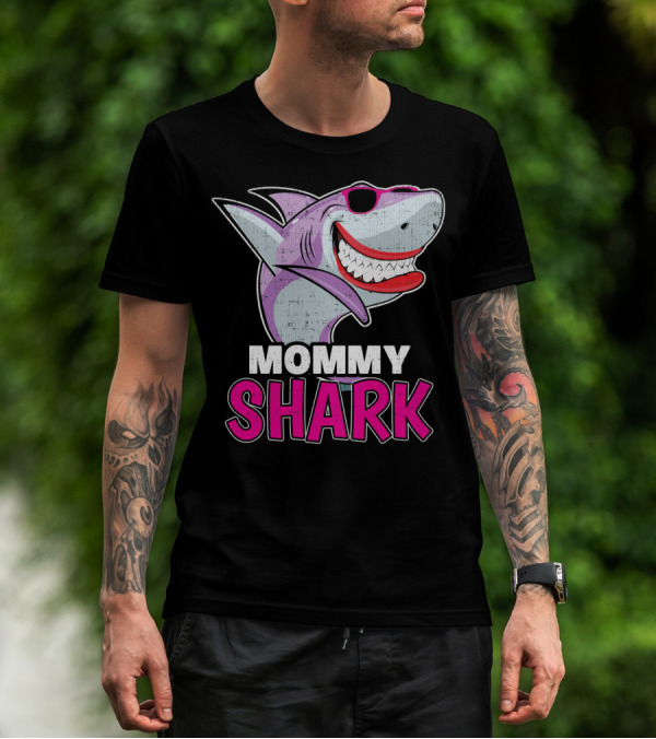 Mommy Shark Dabbing Stylish Sunglasses Fun T-Shirt
