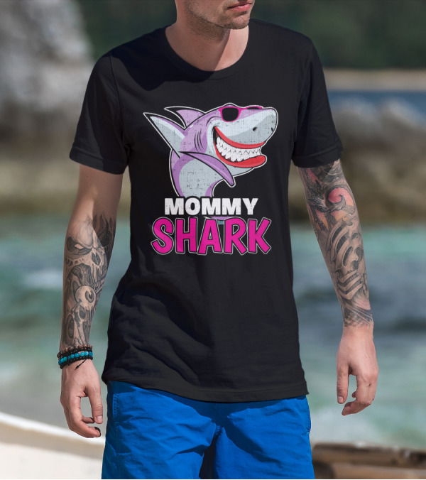 Mommy Shark Dabbing Stylish Sunglasses Fun T-Shirt