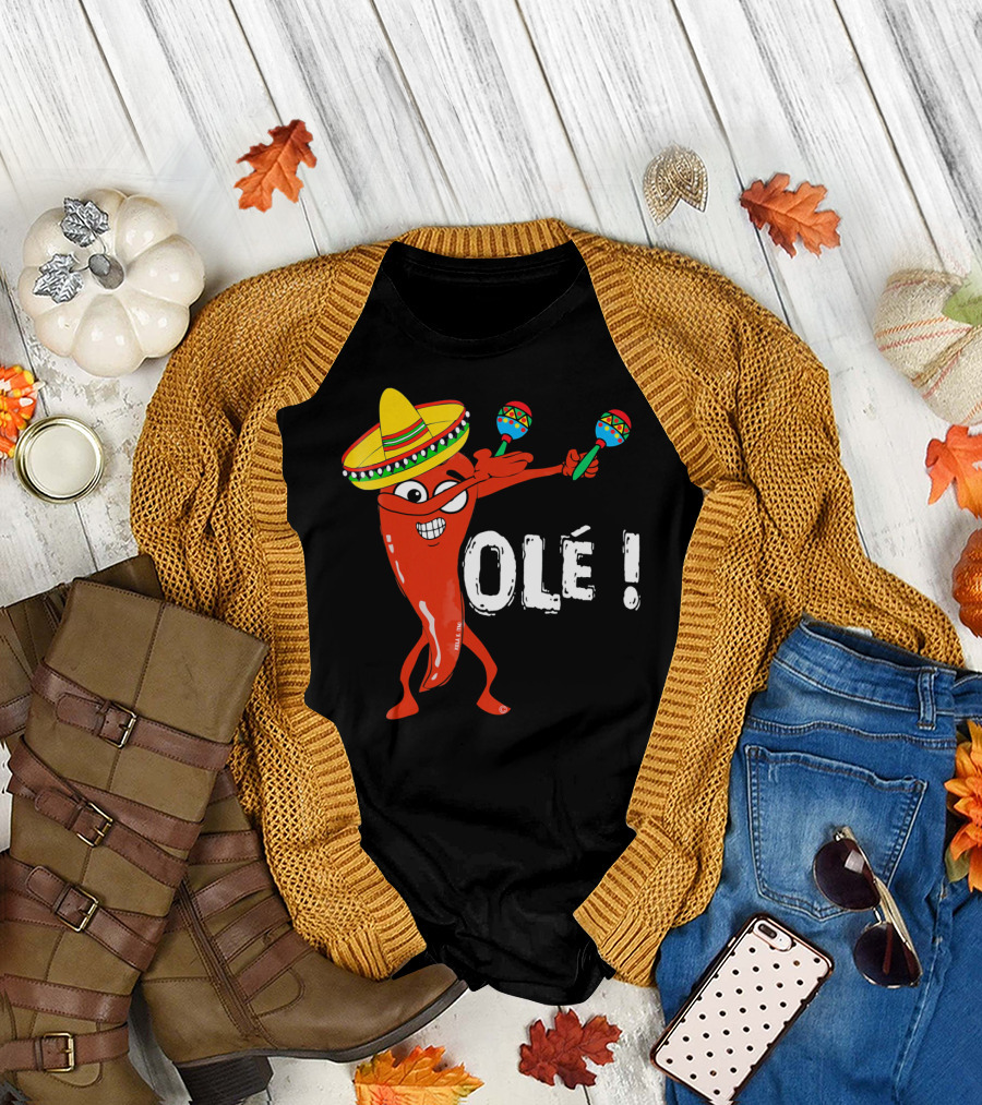 Olé Cinco De Mayo Dancing Chili with Sombrero and Maracas T-Shirt