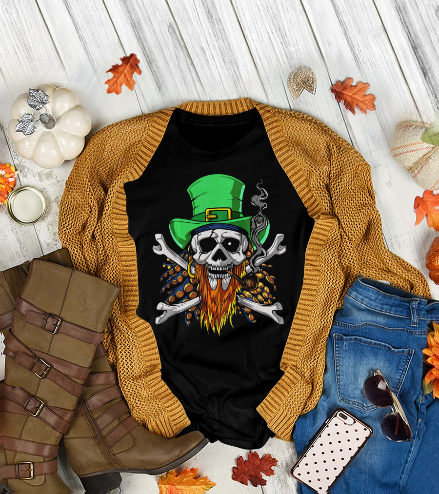 Leprechaun Pirate Skull St Patricks Crossbones Hat Pipe Beads T-Shirt