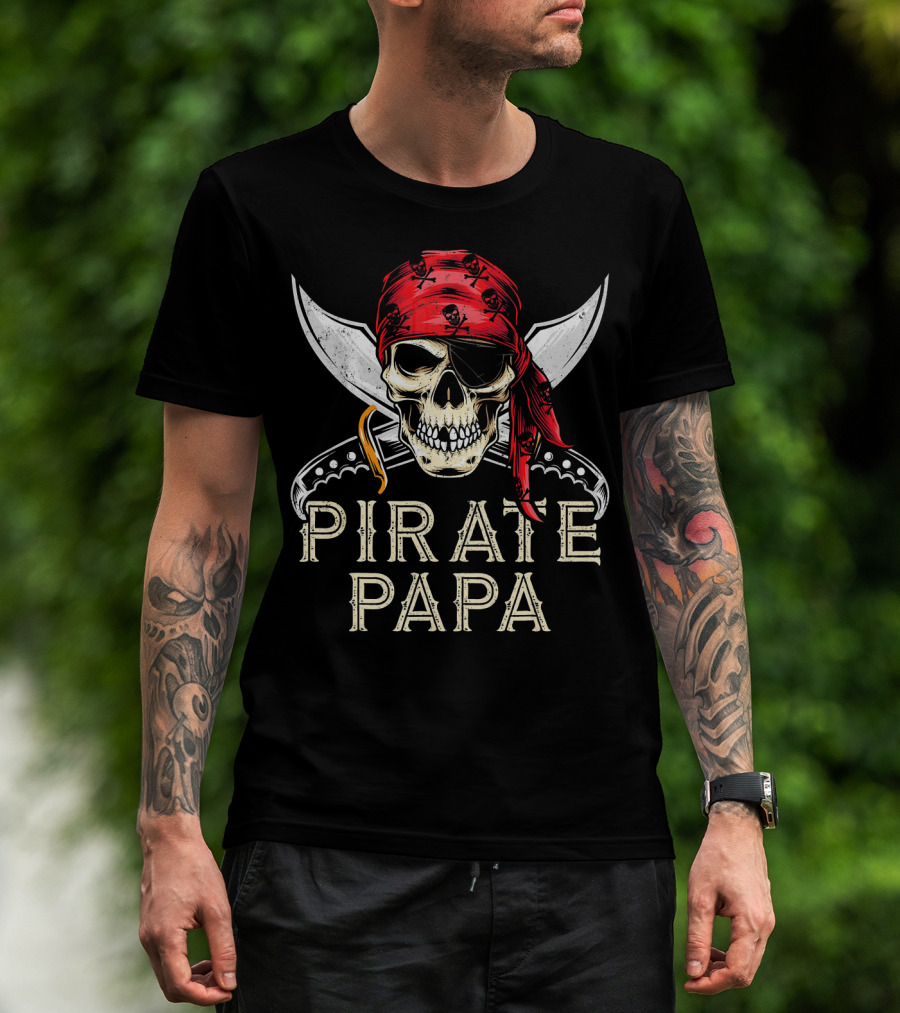 Pirate Papa Skull Bandana Crossed Knives Jolly Roger Flag Dad T-Shirt