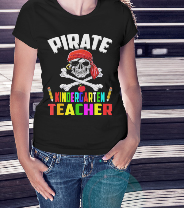 PIRATE KINDERGARTEN TEACHER Skull Crossbones Pencils Apple T-Shirt