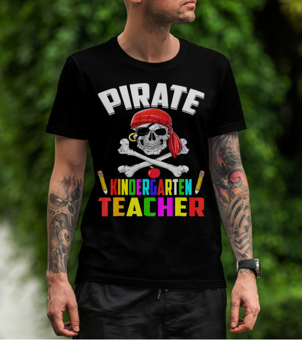 PIRATE KINDERGARTEN TEACHER Skull Crossbones Pencils Apple T-Shirt
