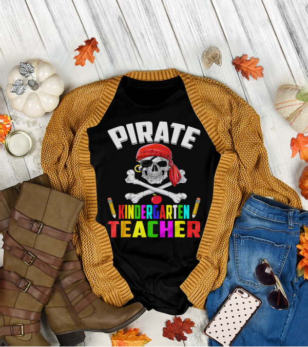 PIRATE KINDERGARTEN TEACHER Skull Crossbones Pencils Apple T-Shirt
