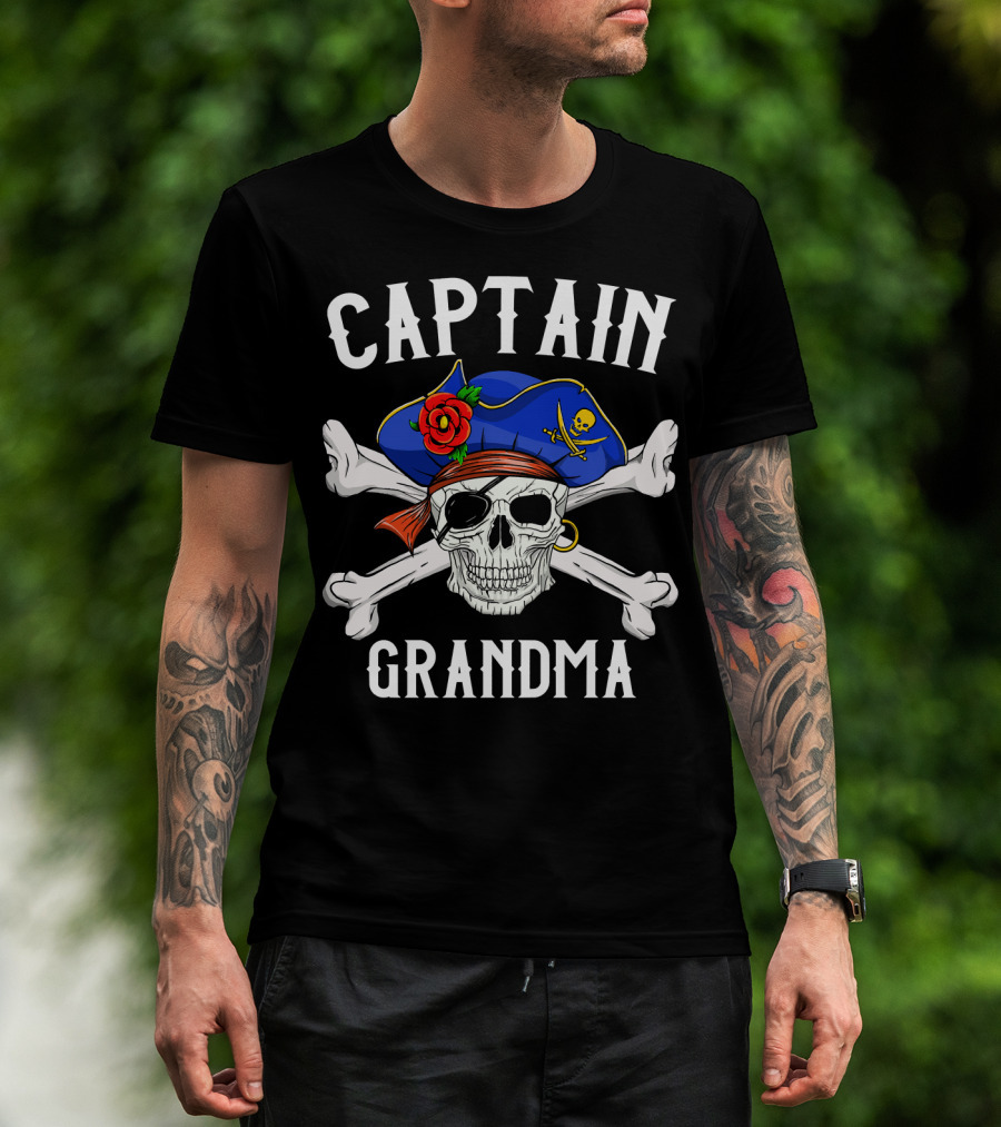 Captain Grandma Funny Pirate Skull Crossbones T-Shirt