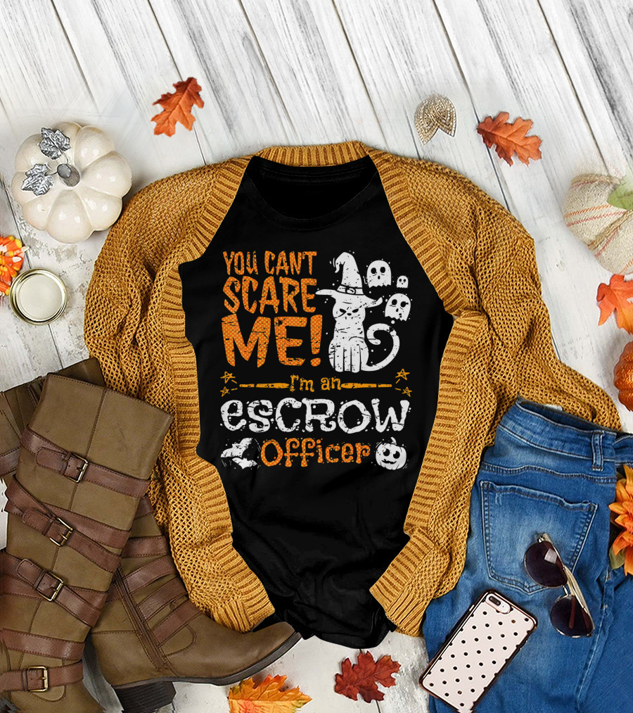 You Can't Scare Me I'm an Escrow Officer Halloween Cat Ghosts Pumpkin T-Shirt