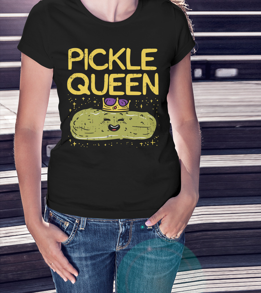 PICKLE QUEEN Funny Cartoon Pickle Wearing Crown And Sunglasses T-Shirt