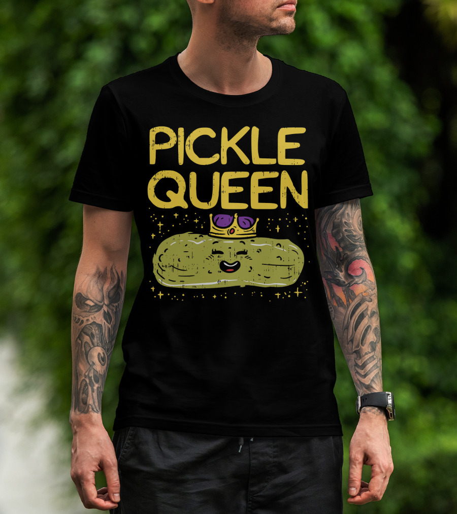 PICKLE QUEEN Funny Cartoon Pickle Wearing Crown And Sunglasses T-Shirt