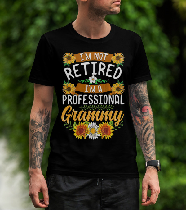 I'm Not Retired I'm A Professional Grammy Sunflowers And Daisies T-Shirt