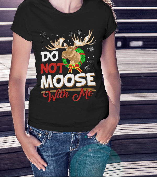 Do Not Moose With Me Funny Christmas Moose Wreath Snowflakes T-Shirt
