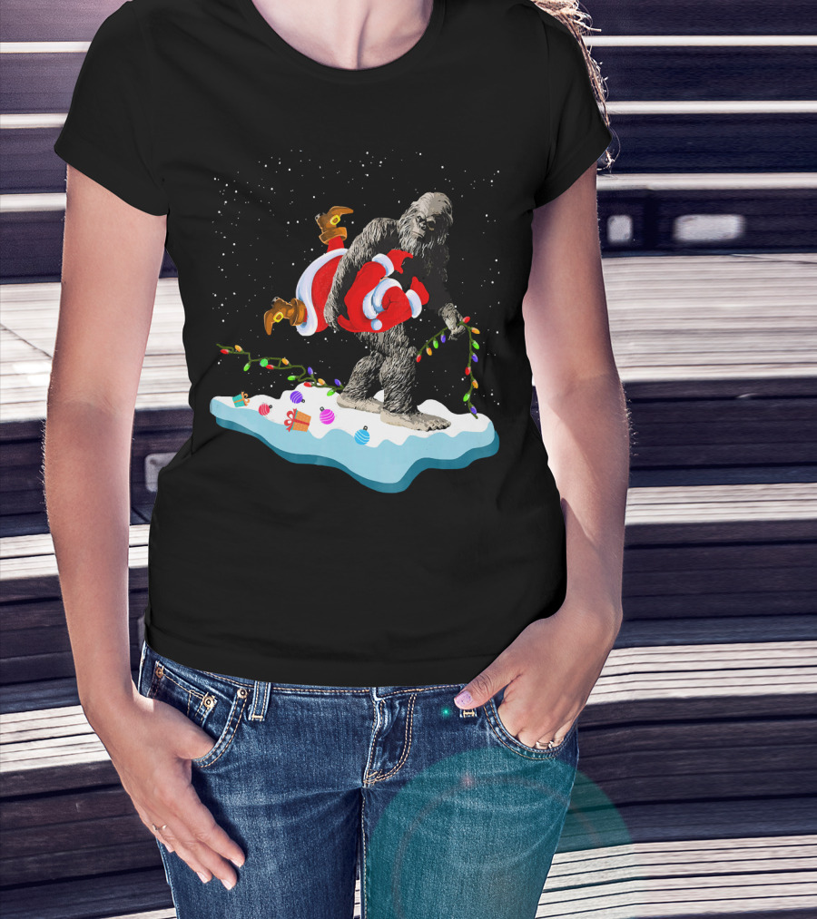 Bigfoot Abducts Santa On Christmas Eve T-Shirt