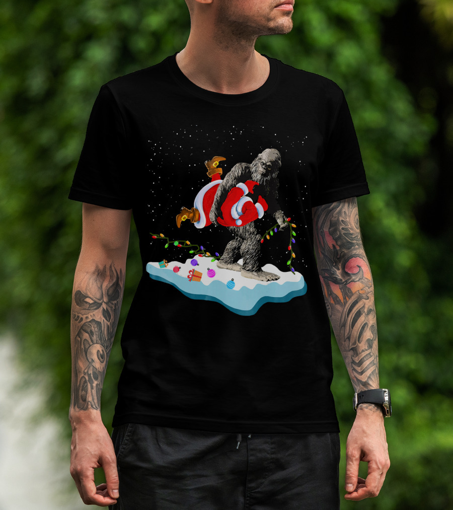 Bigfoot Abducts Santa On Christmas Eve T-Shirt