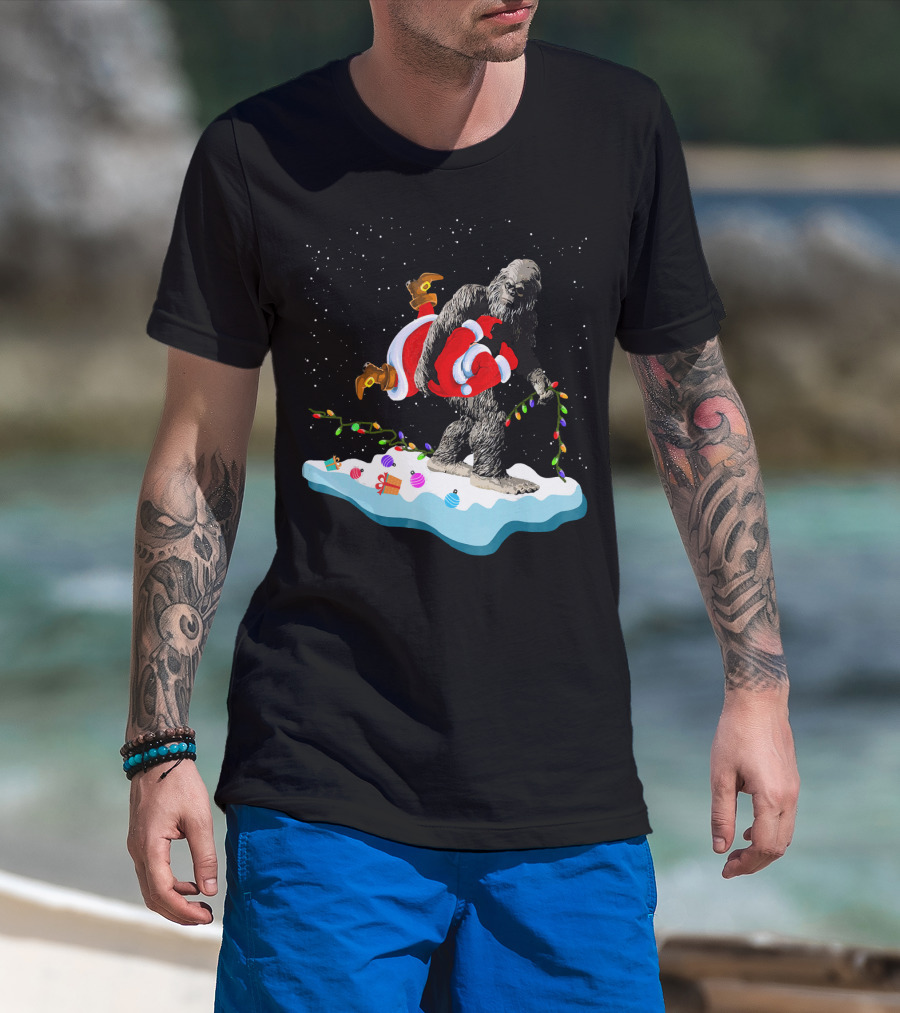 Bigfoot Abducts Santa On Christmas Eve T-Shirt