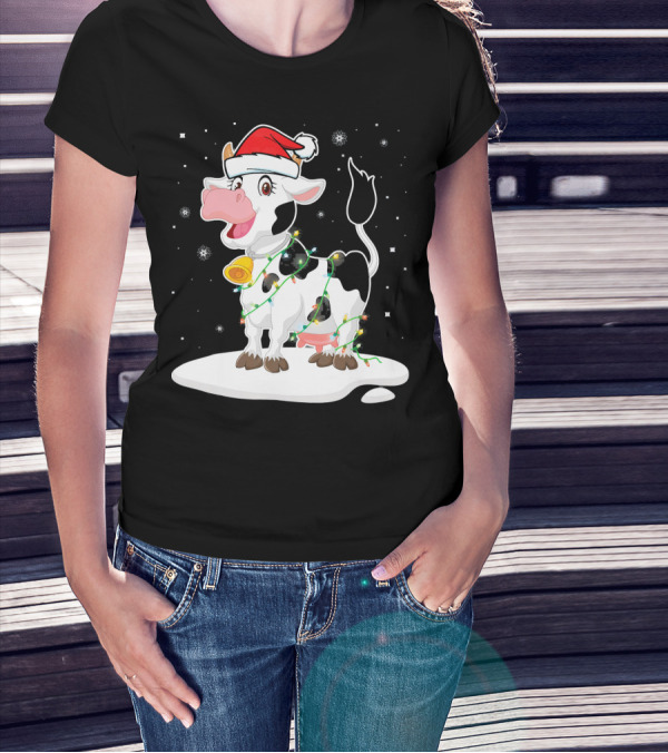 Lovely Cow Santa Xmas Lights On Snowy Tree Scene T-Shirt