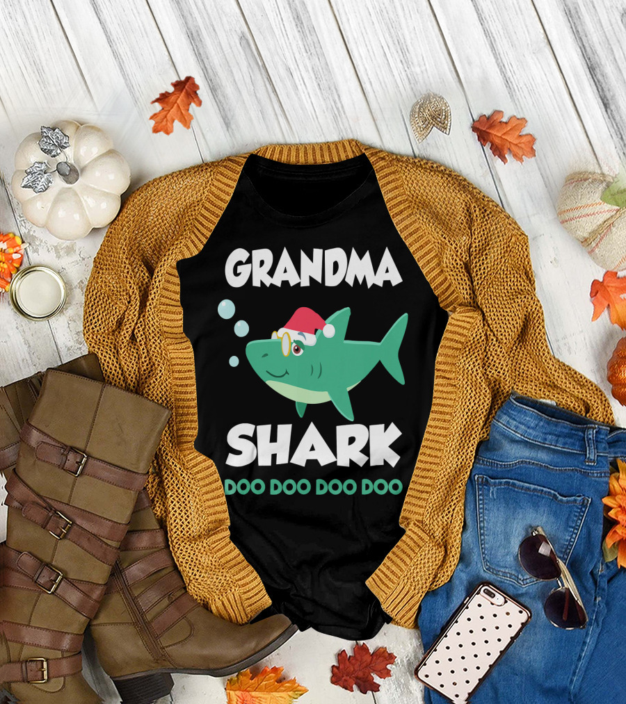 Grandma Shark Christmas Doo Doo Doo Doo Santa Hat T-Shirt