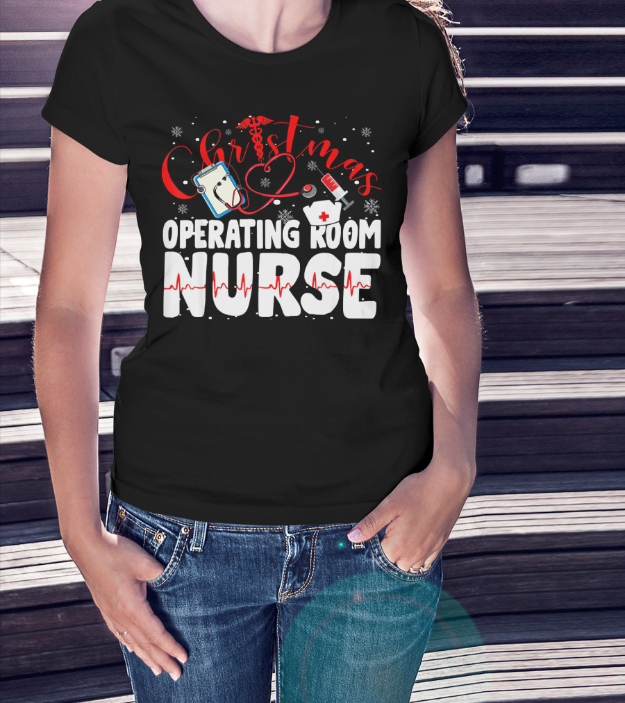 Christmas Operating Room Nurse Stethoscope Syringe Snowflakes T-Shirt