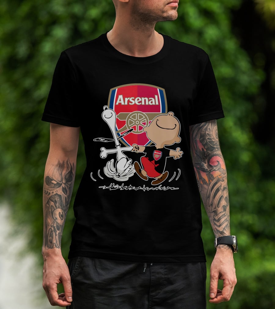Arsenal Football Club Snoopy Charlie Brown Dancing Badge T-Shirt