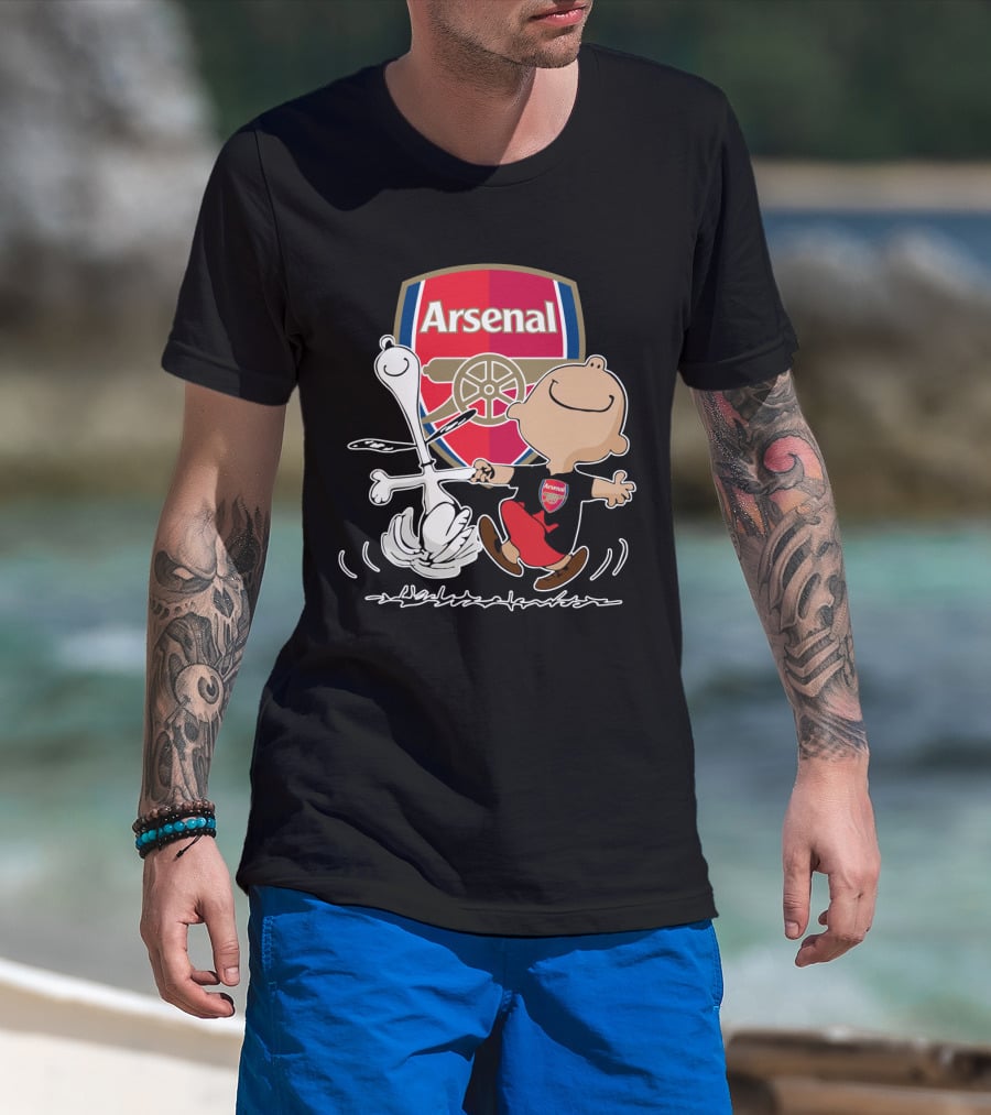 Arsenal Football Club Snoopy Charlie Brown Dancing Badge T-Shirt