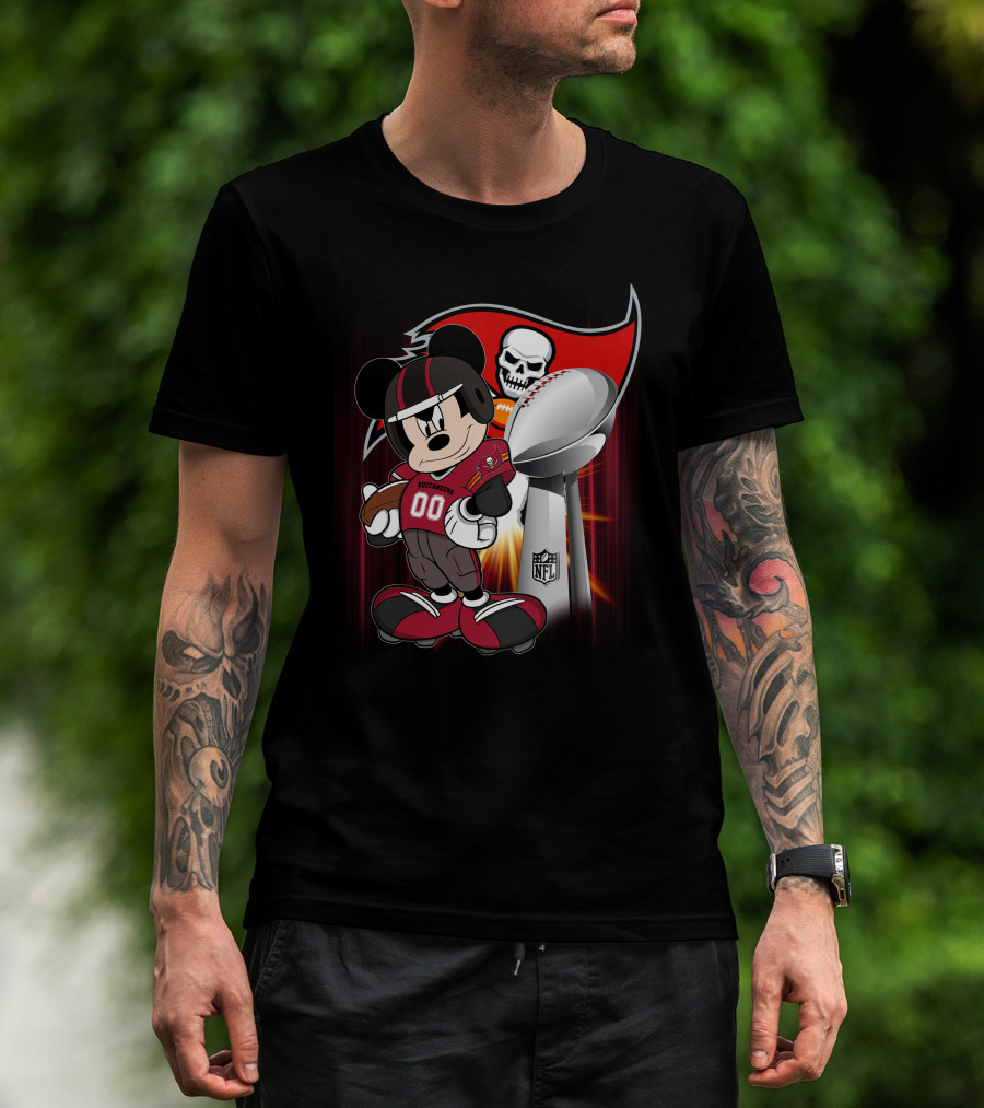 Mickey Buccaneers Nfl Super Bowl Trophy Football Fan Character With Logo And Skull T-Shirt