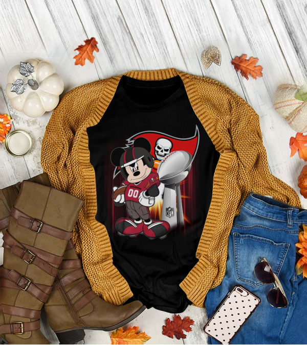 Mickey Buccaneers Nfl Super Bowl Trophy Football Fan Character With Logo And Skull T-Shirt